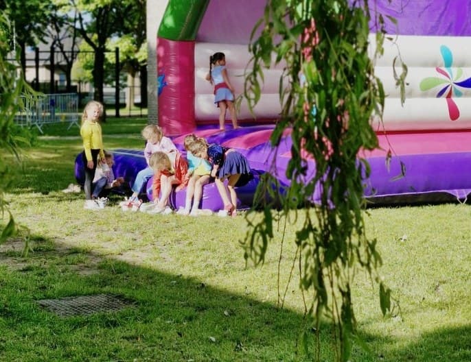 Kinderen bij het Yokolé-springkasteel