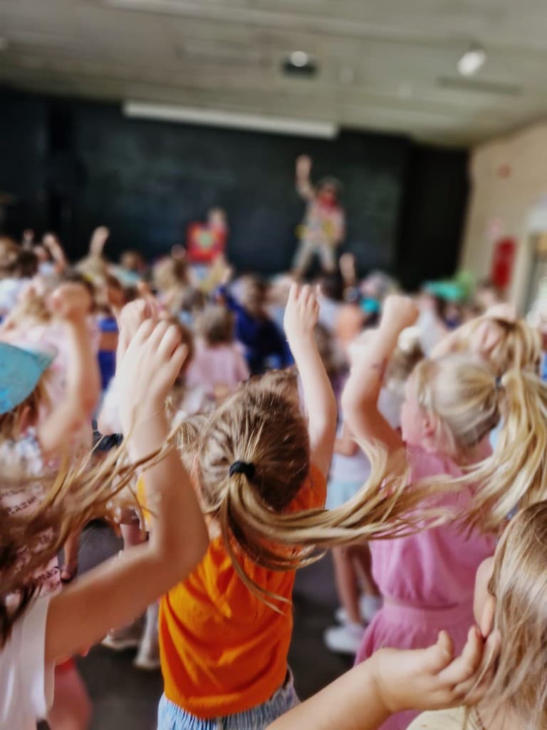 Kinderen juichen enthousiast tijdens een indooractiviteit