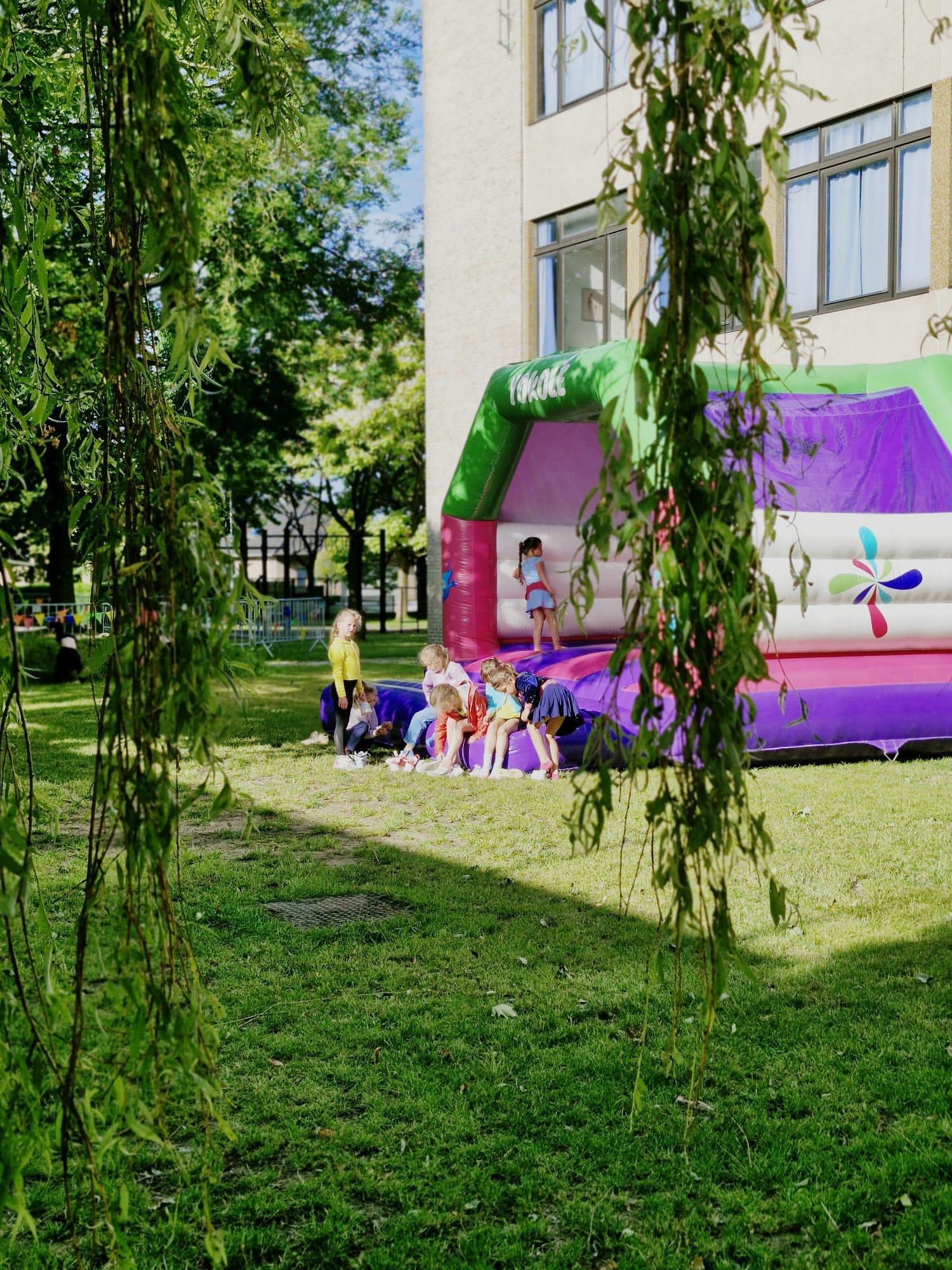 Kinderen bij het Yokolé-springkasteel op Campus Bellevue