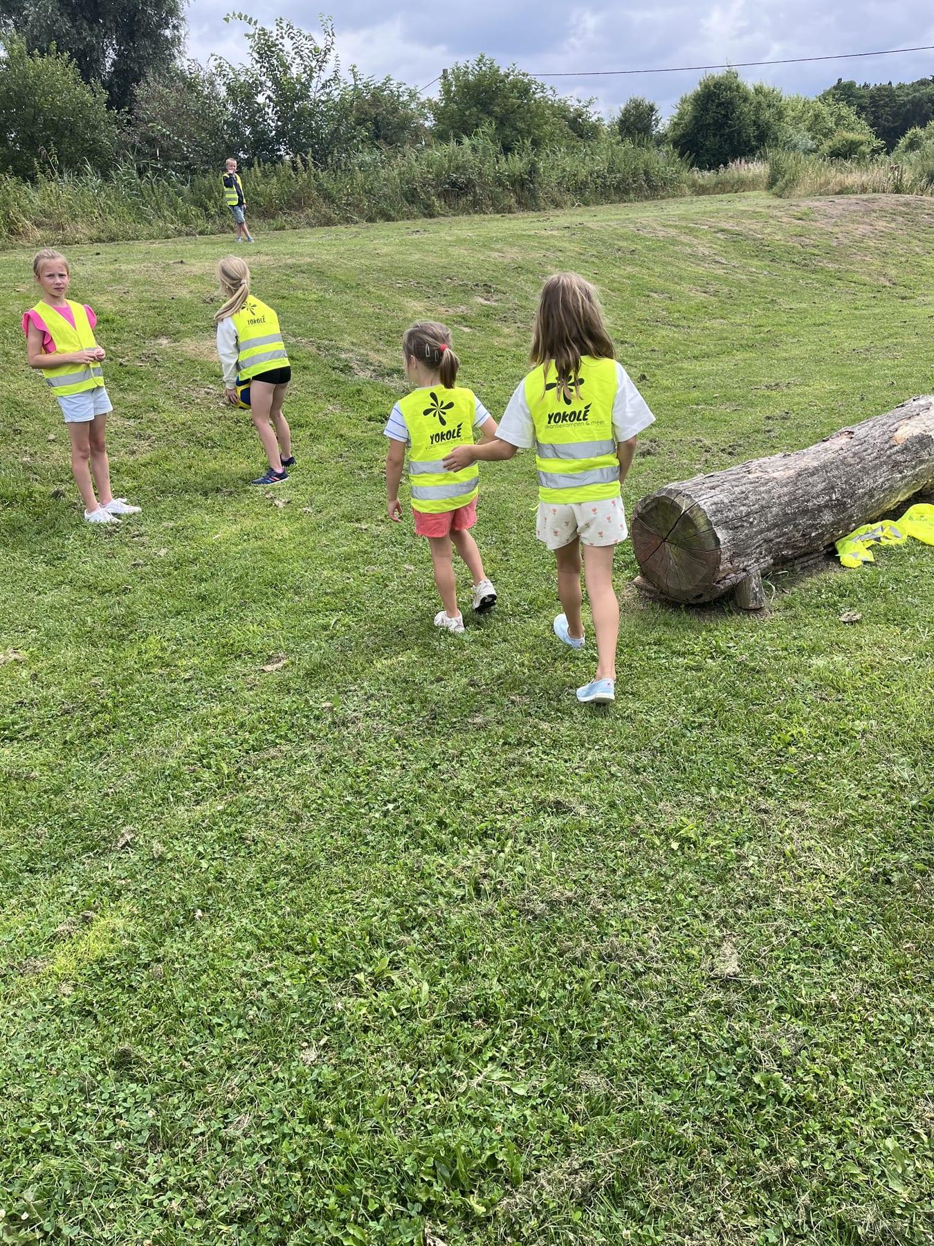 Kampkinderen met Yokolé-hesjes op uitstap