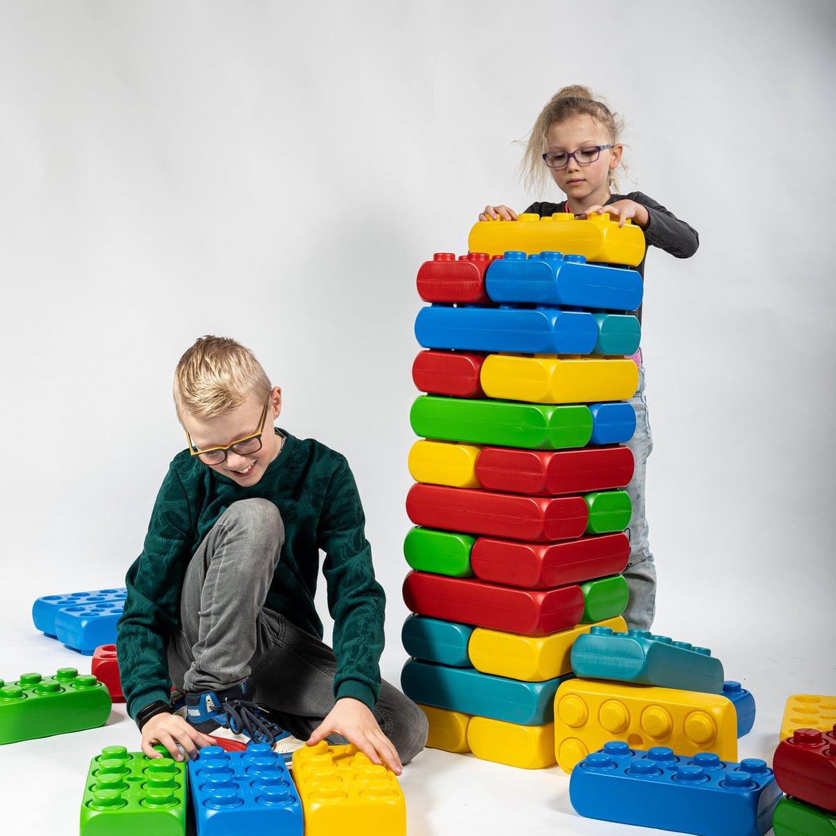 Kinderen spelen met XL-bouwblokken