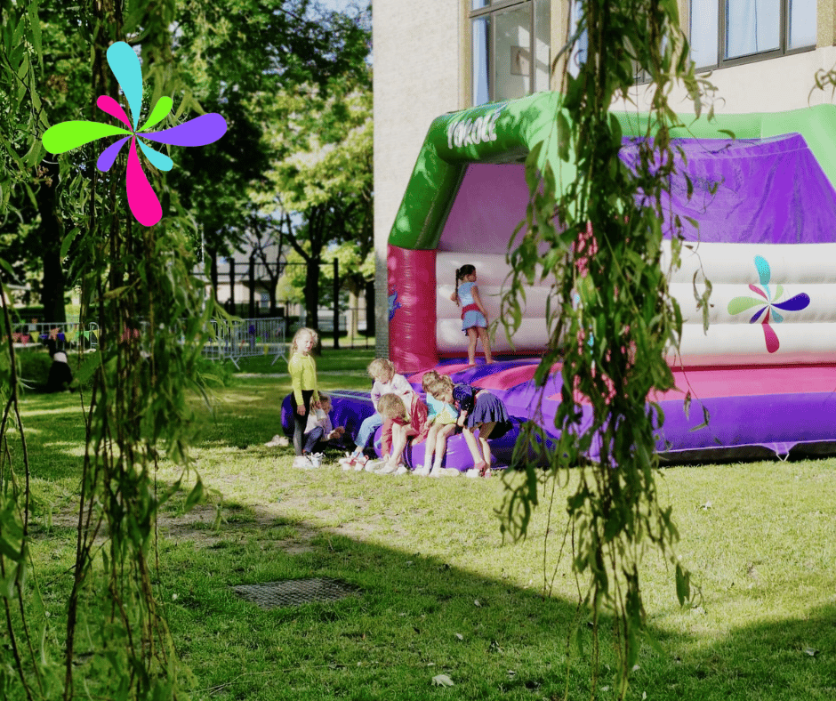 Yokolé-springkasteel met spelende kinderen