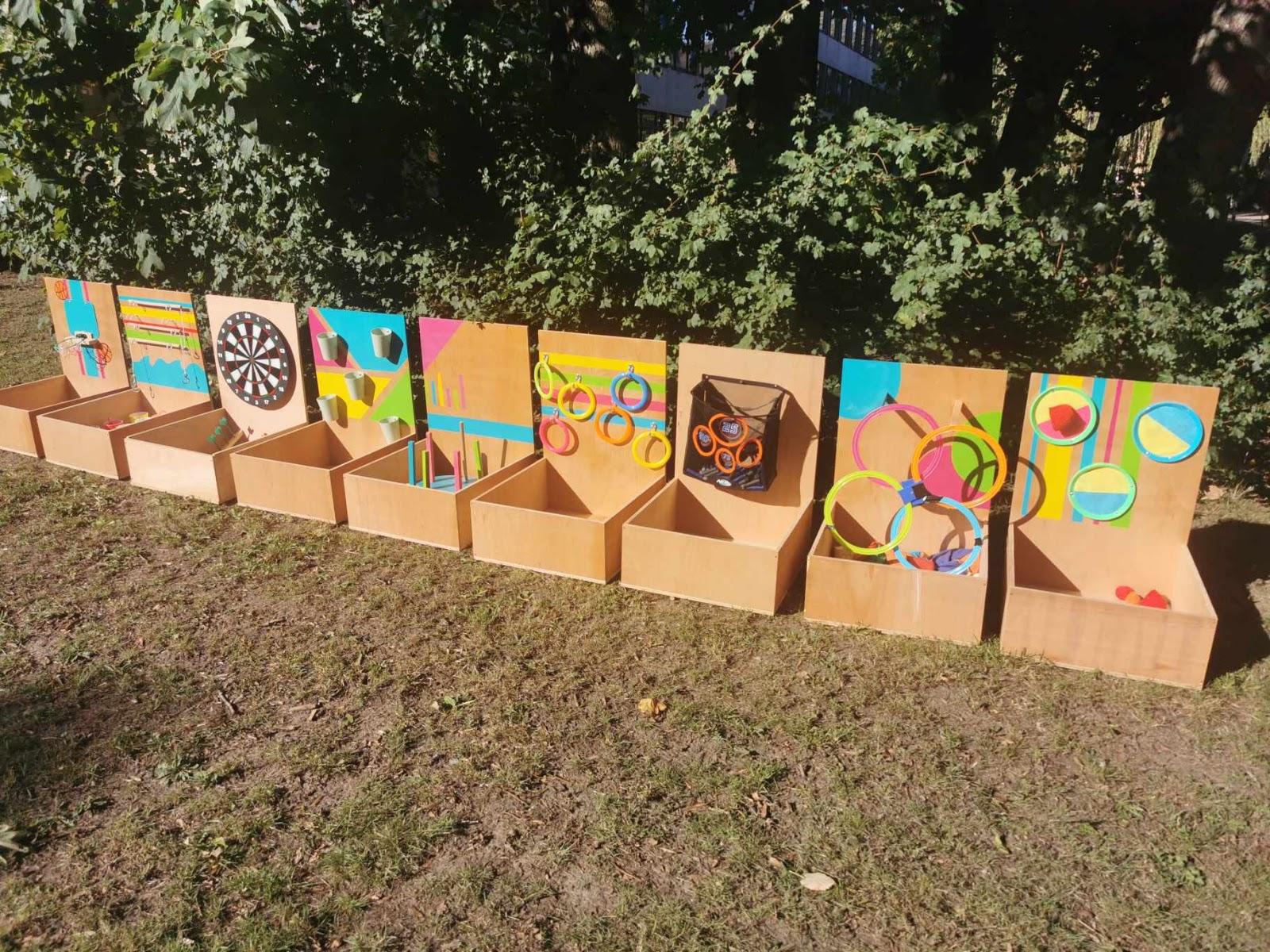 Set van negen kleurrijke volksspelen op het gras